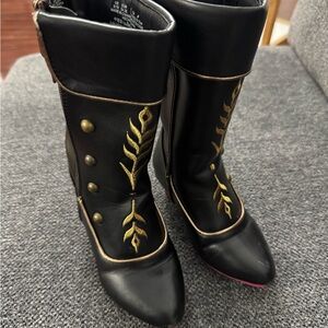 Frozen boots with small heel size 9c